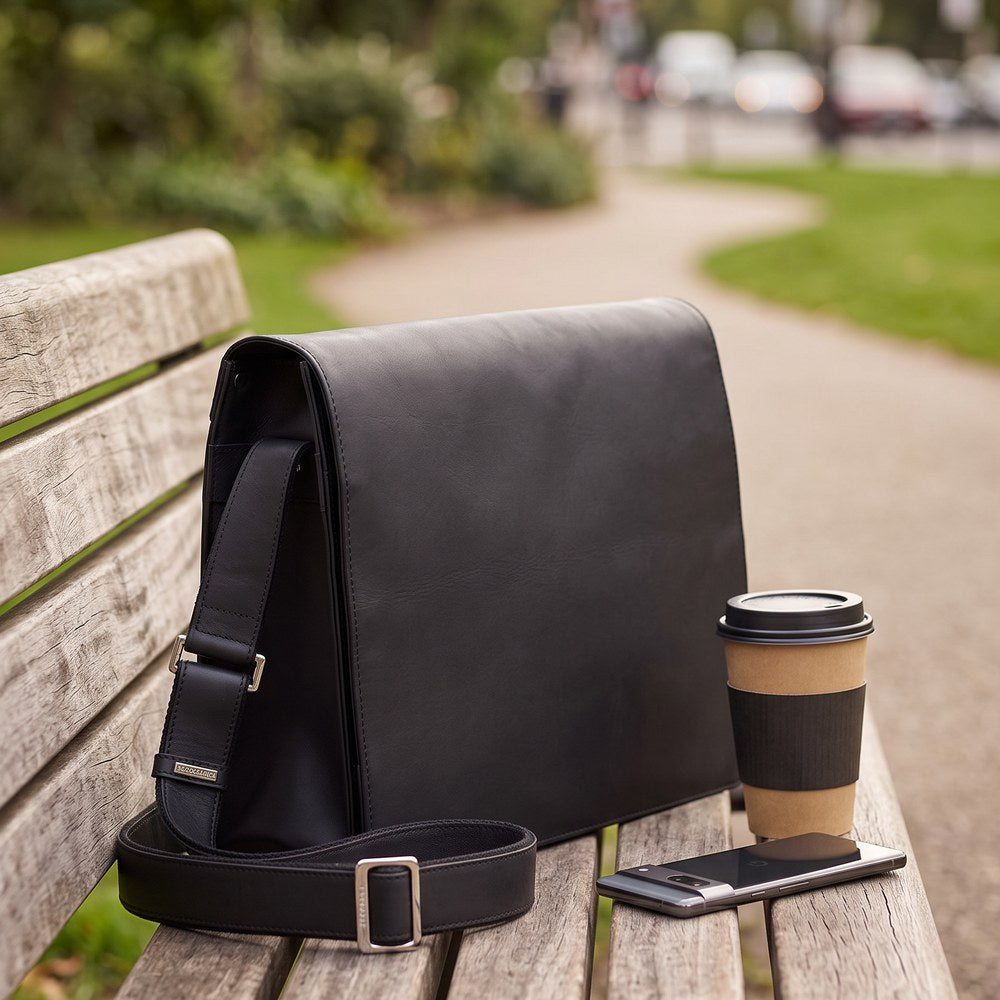 Harvard Large Leather Messenger Bag – Black