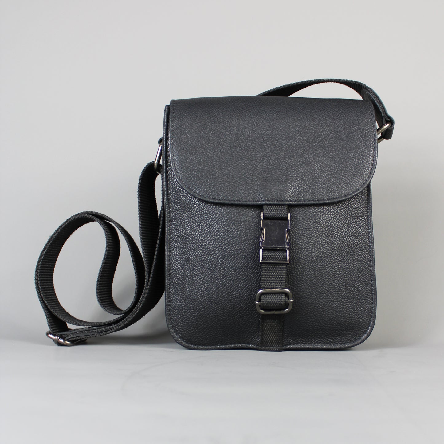 LeatherCo Black Leather Crossbody Flight Bag With Gunmetal Clip