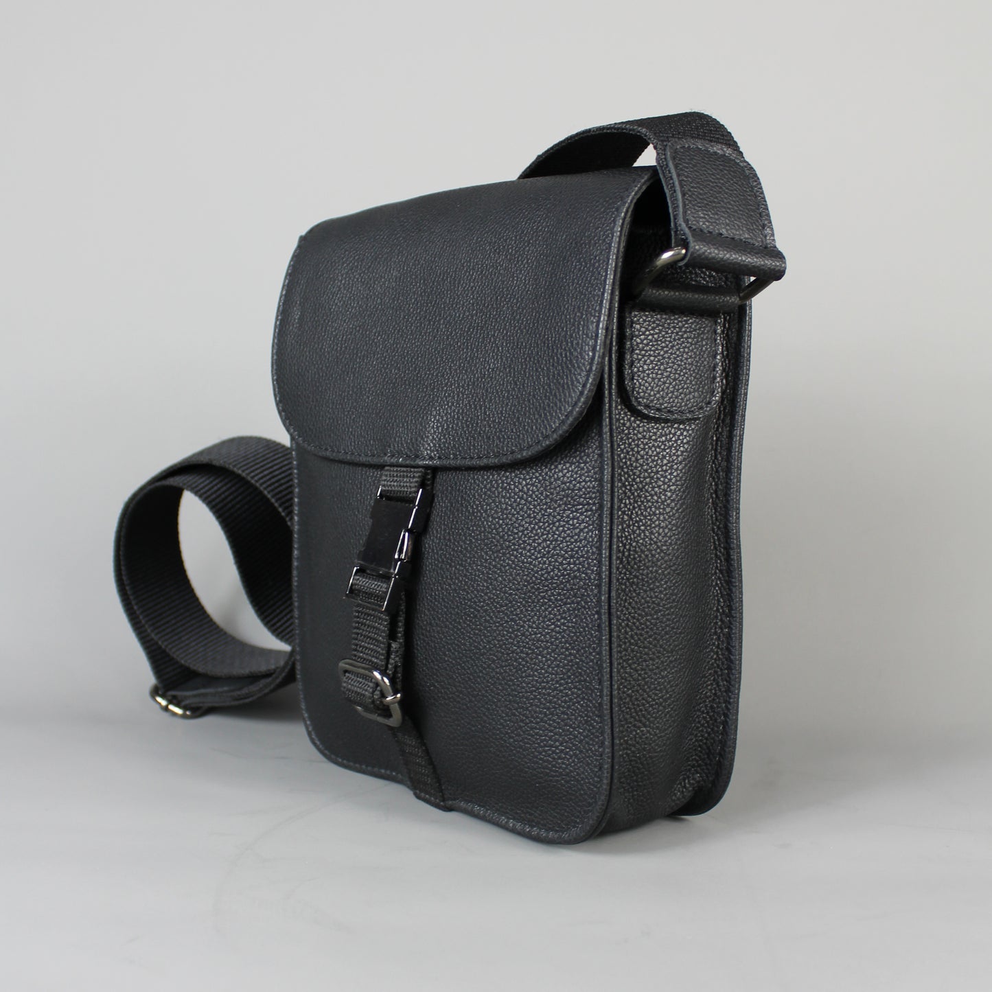 LeatherCo Black Leather Crossbody Flight Bag With Gunmetal Clip