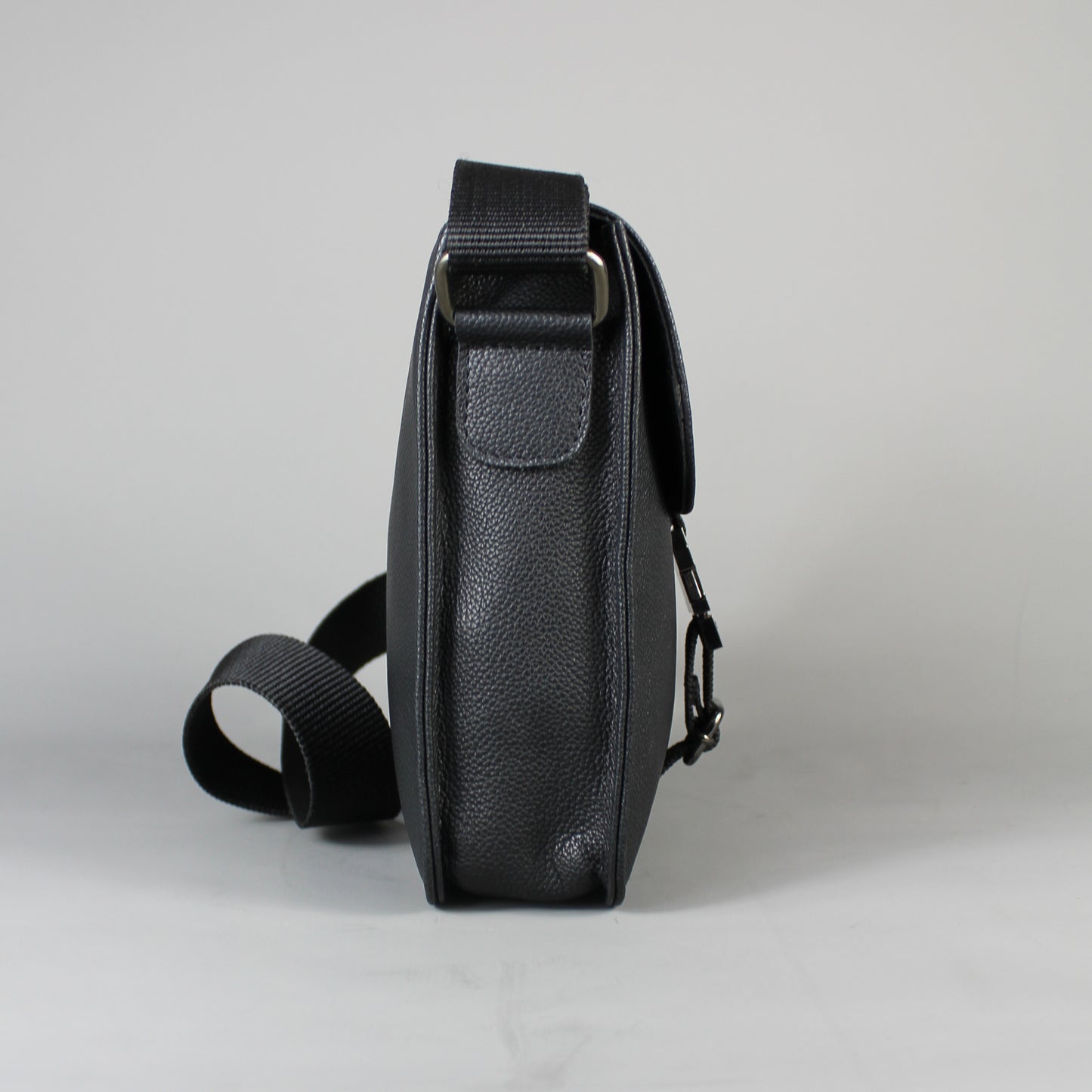 LeatherCo Black Leather Crossbody Flight Bag With Gunmetal Clip