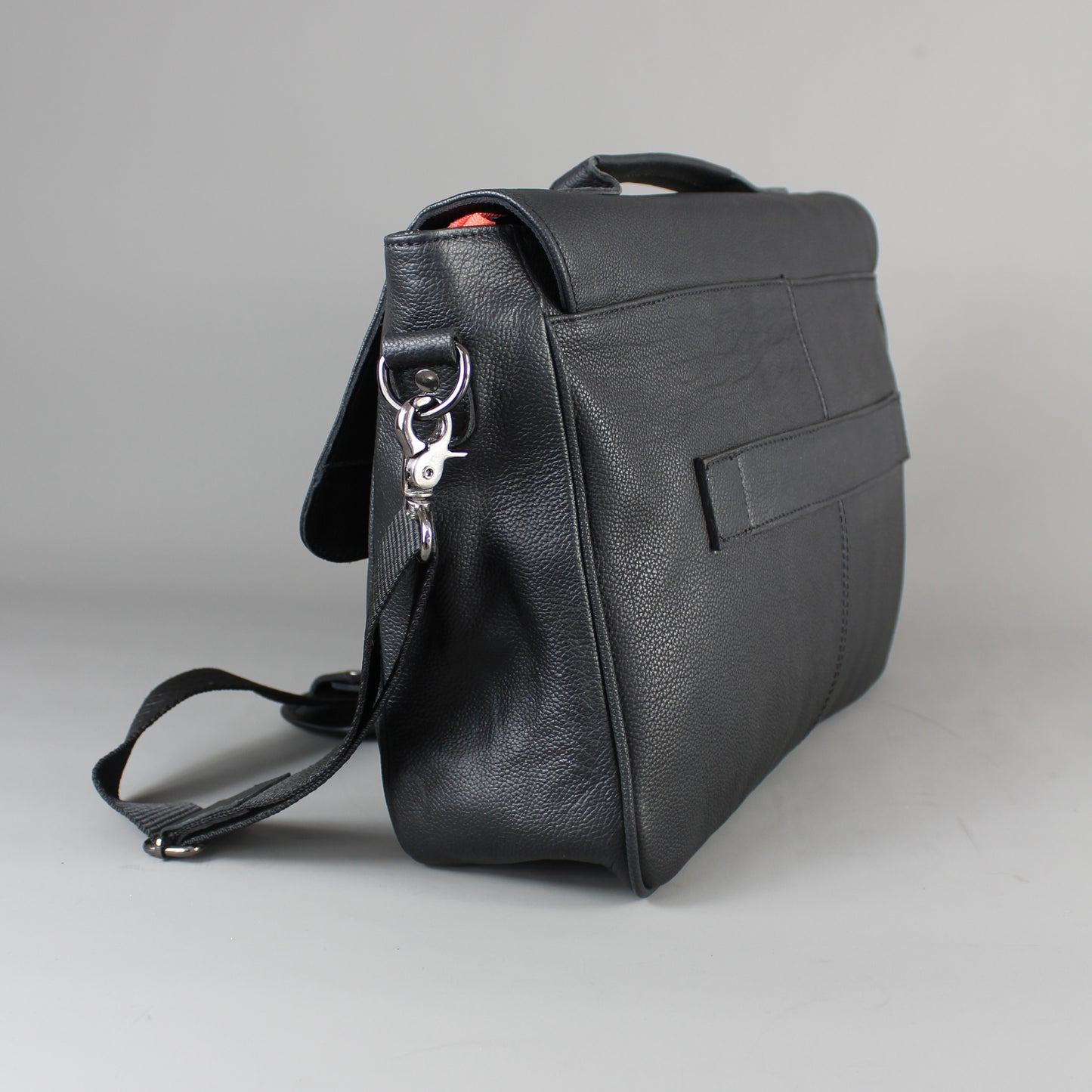 LeatherCo Black Leather Laptop Messenger Bag With Gunmetal Zip