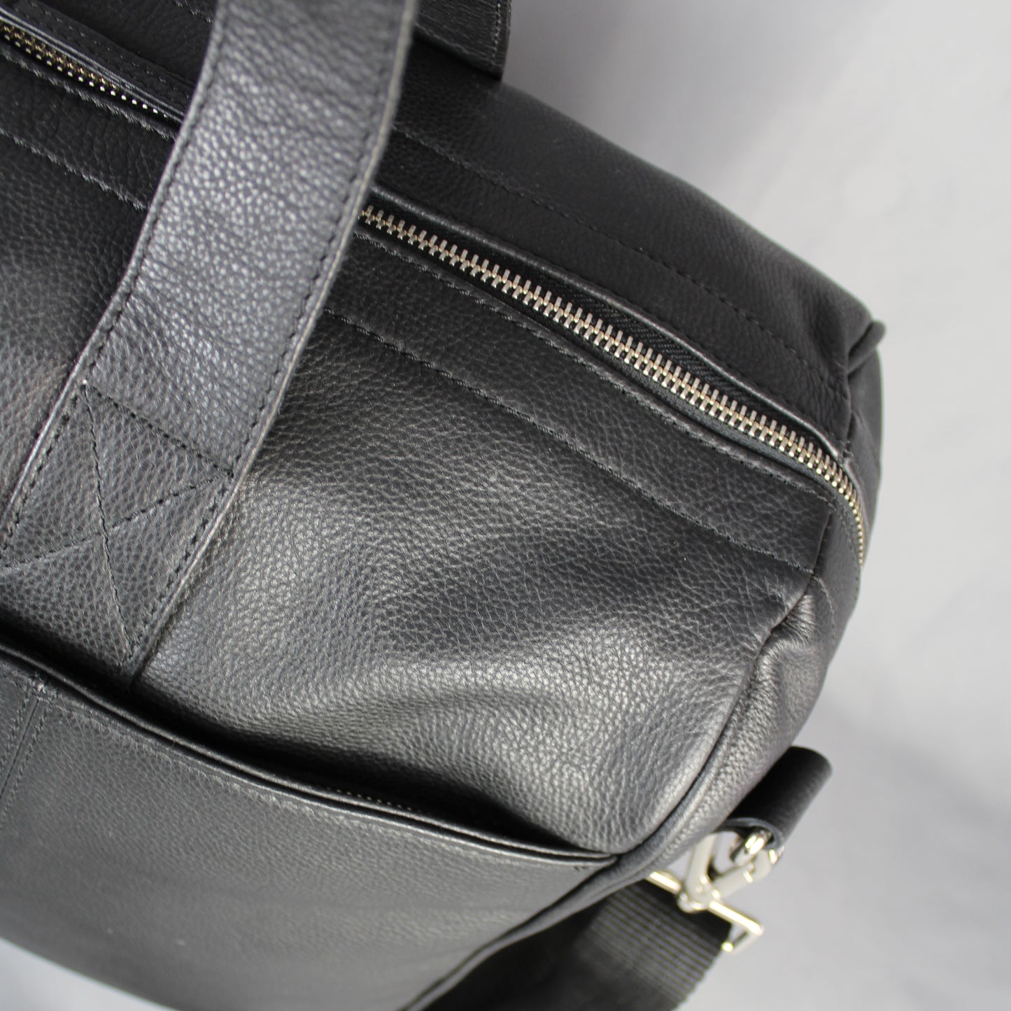 LeatherCo Black Leather Wide Opening Weekend Bag With Gunmetal Zip